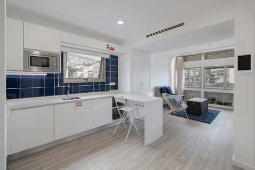 Dapur atau dapur kecil di Drapes Design Apartments by An Island Apart