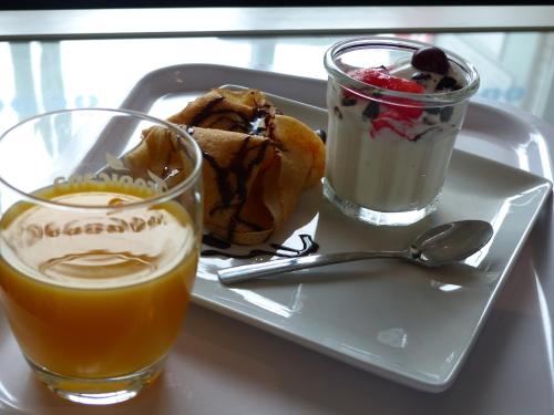 a tray with a plate of food and two drinks at Kyriad Toulouse Sud - Roques in Roques Sur Garonne