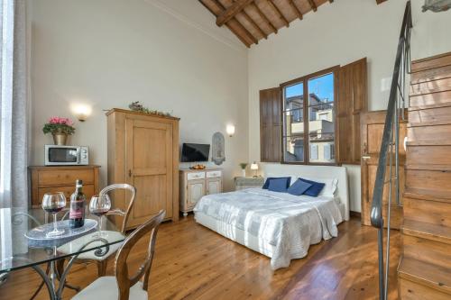 1 dormitorio con 1 cama y 1 mesa en una habitación en Palazzo Uguccioni Apartments, en Florencia