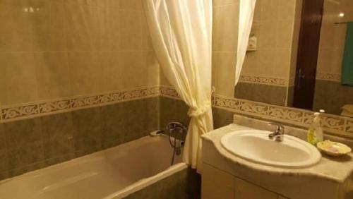 een badkamer met een wastafel en een bad bij Entre o Mar e a Serra in Maceira