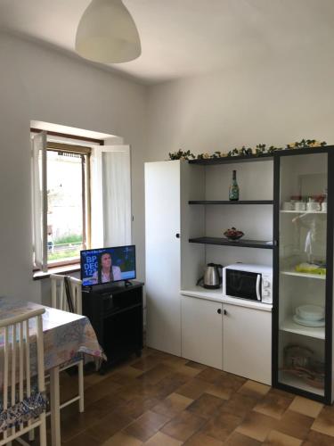 cocina con mesa y TV en una habitación en casaelisa en Gorgonzola