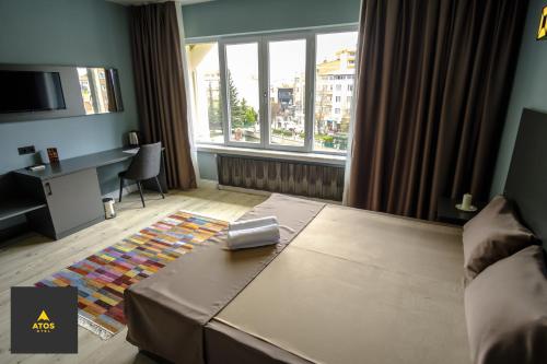 Ένα ή περισσότερα κρεβάτια σε δωμάτιο στο Atos Otel