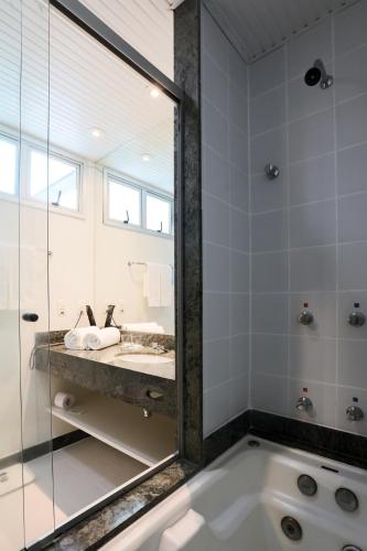Bilik mandi di San Diego Suites Ipatinga