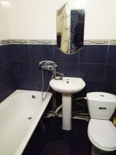 uma casa de banho com um lavatório, um WC e uma banheira em Квартира на Ленина em Okhtyrka