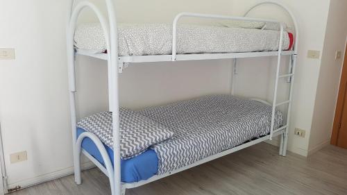 a bunk bed room with two bunk beds in a room at CROTTO CARACO APPARTAMENTI BUNGALOW CHALET in Porlezza