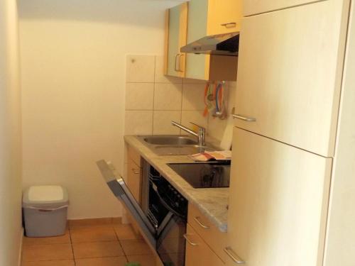 Elle comprend une petite cuisine équipée d'un évier et d'un réfrigérateur. dans l'établissement Ostsee-Residenz 17, à Damp