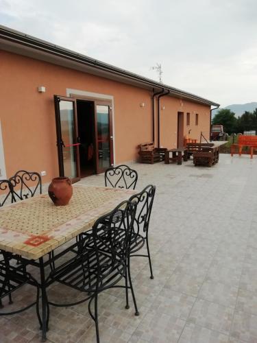een tafel en stoelen op een patio met een gebouw bij Rupe delle sorbe in Atella