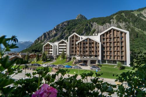 クールマイヨールにあるTH Courmayeurの山々を背景にしたホテルの景色