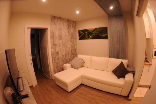 ein Wohnzimmer mit einer weißen Couch in einem Zimmer in der Unterkunft APARTAMENTOs URDAIBAI 2 in Bermeo