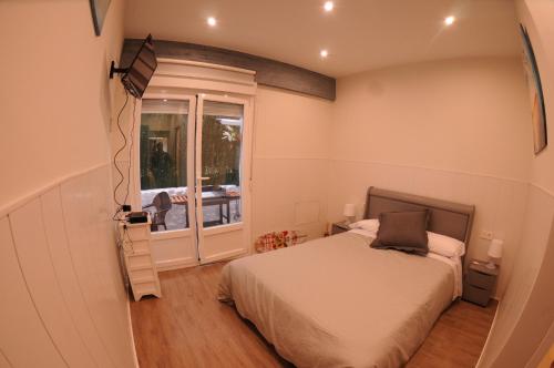 Schlafzimmer mit einem Bett und einem Fenster in der Unterkunft APARTAMENTOs URDAIBAI 2 in Bermeo