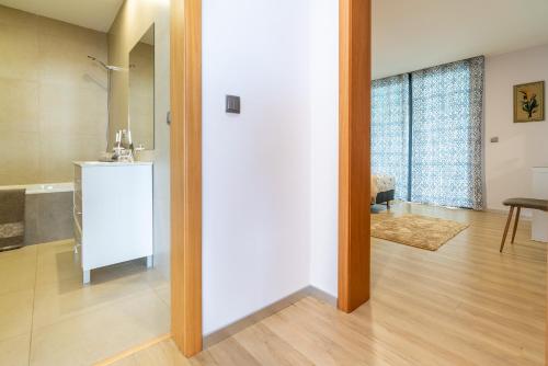 Zimmer mit einer weißen Tür und einem Tisch in der Unterkunft Apartamento Goncalves in Arco da Calheta