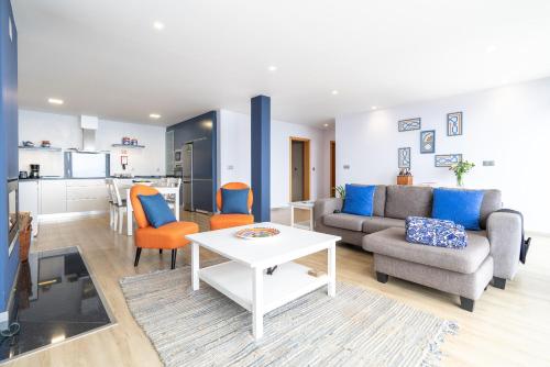 a living room with a couch and a table at Apartamento Goncalves in Arco da Calheta