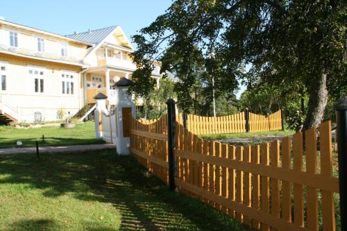 a wooden fence in front of a house at Villa Ekbladh in Västanfjärd