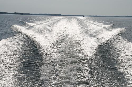 a wake of a boat in the water at Villa Ekbladh in Västanfjärd
