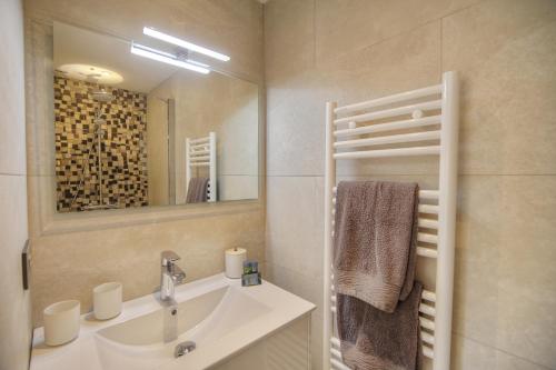 Le Refuge - Gigaro Lodges في لا كروا فالميه: حمام مع حوض ومرآة