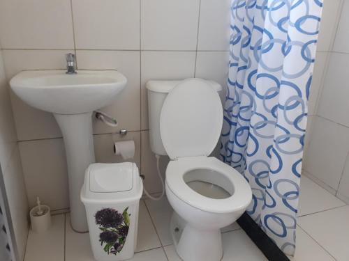 małą łazienkę z toaletą i umywalką w obiekcie Praia da Maria w mieście Ubatuba