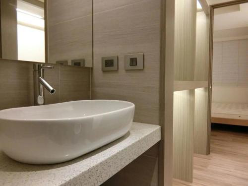 baño con un gran fregadero blanco en una encimera en 3 Bedrooms and 1 Study and 3 Bathrooms Near Taipei 101 & MRT, en Taipéi