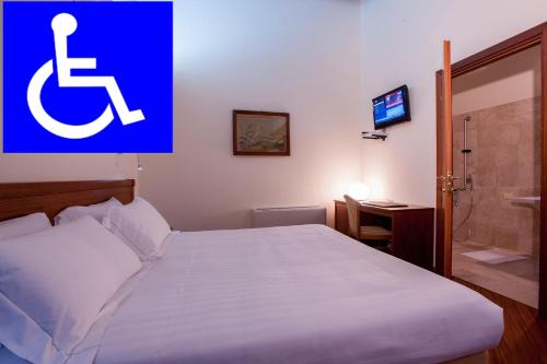 ein Schlafzimmer mit einem Bett und einem blauen Schild mit einem WC in der Unterkunft Hotel Flora in Cagliari