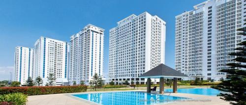 uma piscina em frente a edifícios altos em WIND RESIDENCE T4- L Near TAAL skyranch Tourist spot em Tagaytay