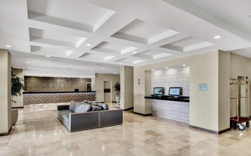 a lobby with a couch in the middle of a building at Everest Ciudad Victoria in Ciudad Victoria