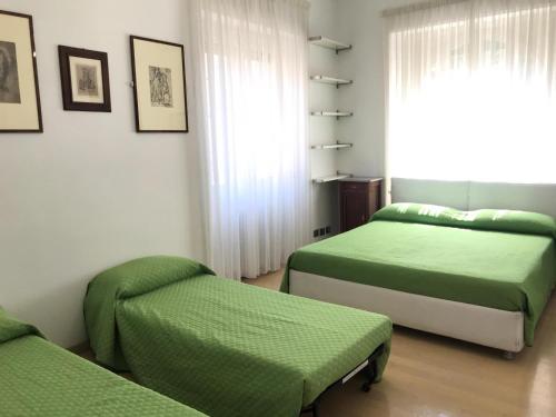 Un dormitorio con 2 camas y una ventana con en Arches B&B, en Roma