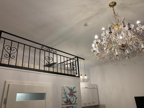 um grande lustre está pendurado no tecto em Charming studio apartment in the heart of the Jewish District! em Cracóvia