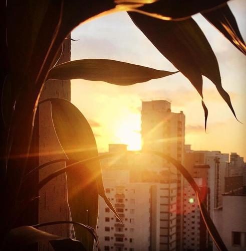 Matahari terbit atau terbenam yang dilihat dari hotel atau berdekatan