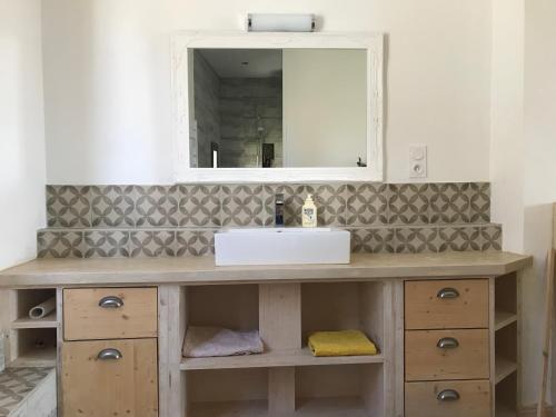 a bathroom with a sink and a mirror at Librairie Abelard in Montolieu