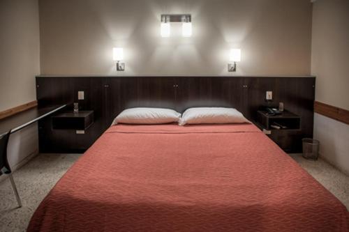 アロヨ・セコにあるHotel Magdalenaのベッドルーム1室(赤毛布付きの大型ベッド1台付)