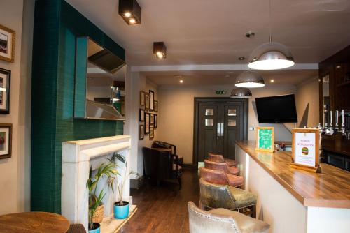 The lobby or reception area at Kings Hotel 