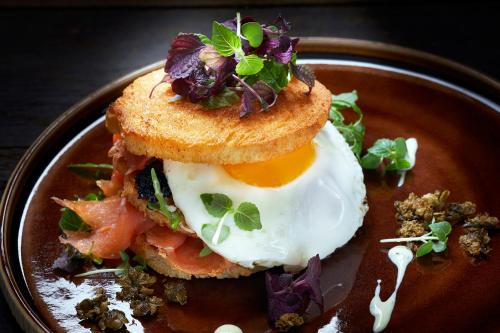 a breakfast sandwich with an egg on a plate at Hotel Gasthof zur Post in Winterberg
