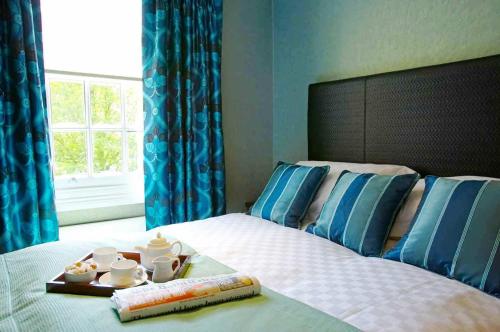 A bed or beds in a room at Kings Hotel 