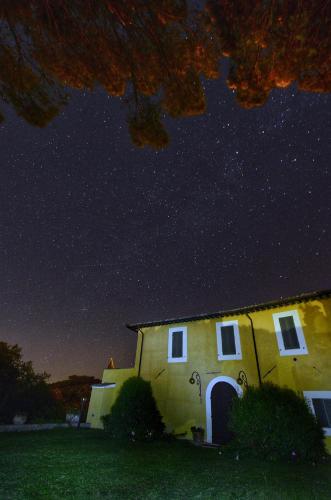 a house at night with the stars in the sky at Casa Dei Lecci in Foligno