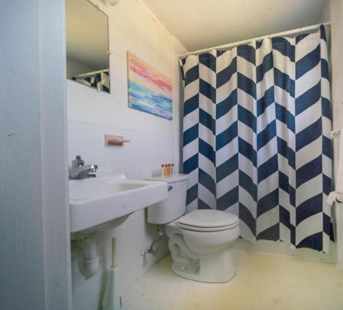 La salle de bains est pourvue de toilettes et d'un lavabo. dans l'établissement Surfside Inn Chatham, à Chatham