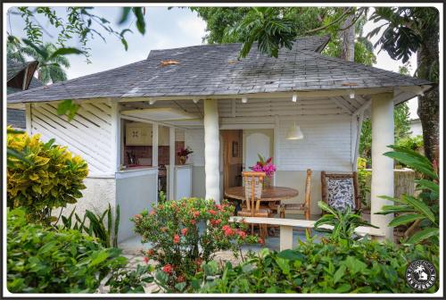 a gazebo with a table and chairs in a garden at Résidence San Ferreol in Las Terrenas