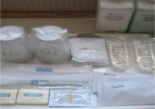 uno scaffale con sacchetti di plastica bianchi e altri articoli di Narita U-City Hotel / Vacation STAY 42505 a Narita