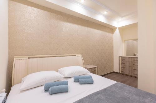 - une chambre avec un lit doté de 2 oreillers bleus dans l'établissement Umba Apartment N3 - balcony and Mount Ararat view, à Erevan
