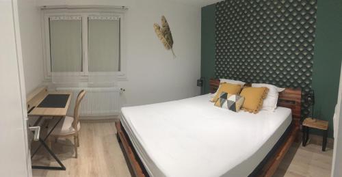 ein Schlafzimmer mit einem weißen Bett, einem Tisch und einem Stuhl in der Unterkunft Game Place (entre lac et montagne) in Thonon-les-Bains