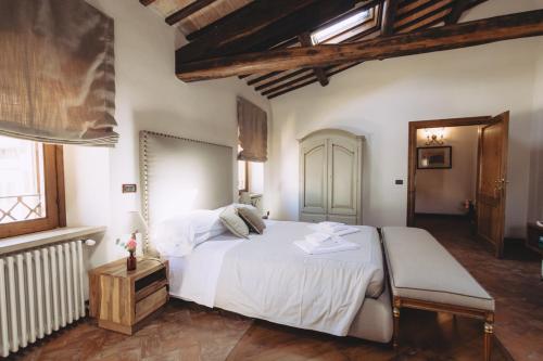 a bedroom with a large white bed in a room at Al Palazzetto in Tivoli