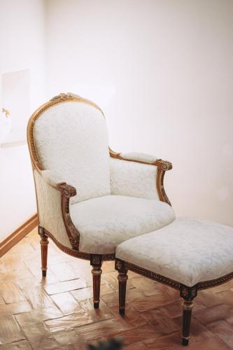 a pair of chairs sitting in a room at Al Palazzetto in Tivoli