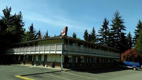 a building with a parking lot in front of it at Motel Puyallup in Puyallup
