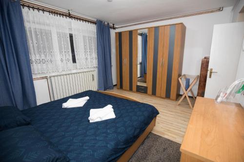 um quarto com uma cama com duas toalhas brancas em apartman tušek-Bjelovar em Ždralovi