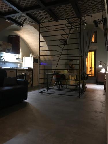 uma sala de estar com um sofá e uma mesa em La Stratodda Dimora Loft Mare Bandiera Blu 2023 em San Vito dei Normanni