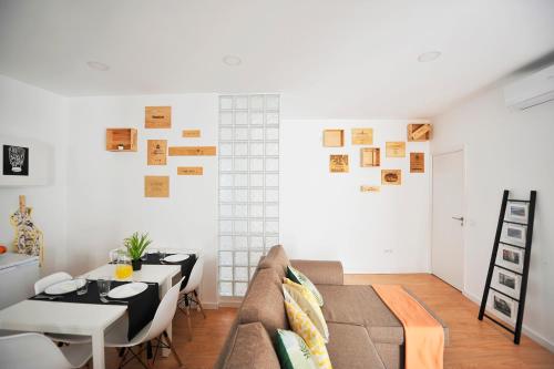 ein Wohnzimmer mit Sofa und Tisch in der Unterkunft Private House Only For You 133 - 8min historicCenter in Vila Nova de Gaia