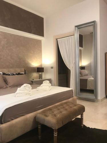 een slaapkamer met een groot bed en een spiegel bij via roma 12 VERONA in Verona