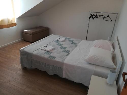 1 dormitorio con 1 cama grande y 2 toallas. en Apartmani Nedjeljka, en Viganj