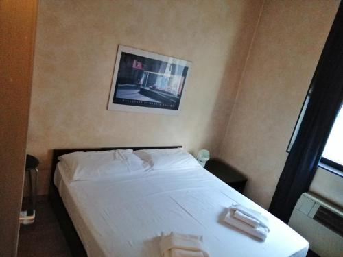 トリノにあるMARCONI TURIN Loft, studio nei pressi di Porta Nuovaのベッドルーム1室(壁に絵が描かれた白いベッド1台付)