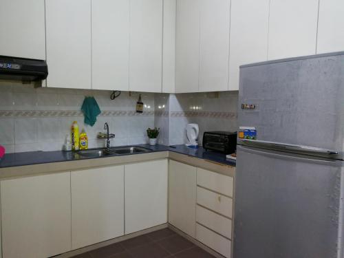 Kuchyň nebo kuchyňský kout v ubytování JB Homestay Bukit Indah WiFi CIQ Mall Legoland Free Parking