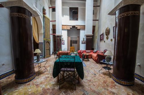 Posezení v ubytování Riad Zina Fes - Elegance in the Heart of Fes