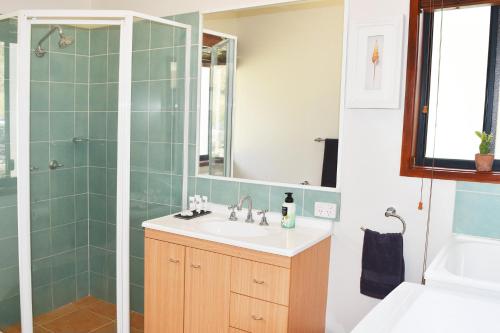 Bilik mandi di Canungra Valley Cottage